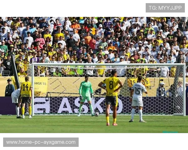 多特雷纳下底传中后点抢射破门丝滑流畅,尽显足球艺术之美 多特雷纳下底传中后点抢射破门丝滑流畅,尽显足球艺术之美