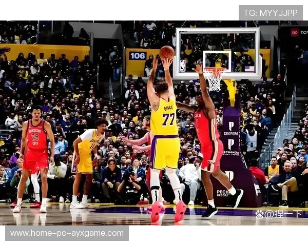 詹姆斯在篮下高举高打得分，湖人稳定推进